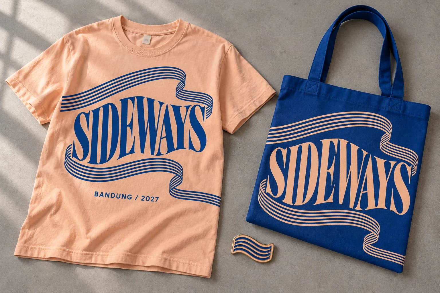 SIDEWAYS: Kaus, tas, dan pin